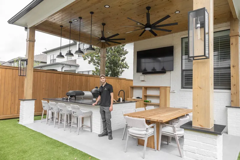 Patio cover and outdoor kitchen on Durness Way, Braeswood (Durness Way, Braeswood 77025)