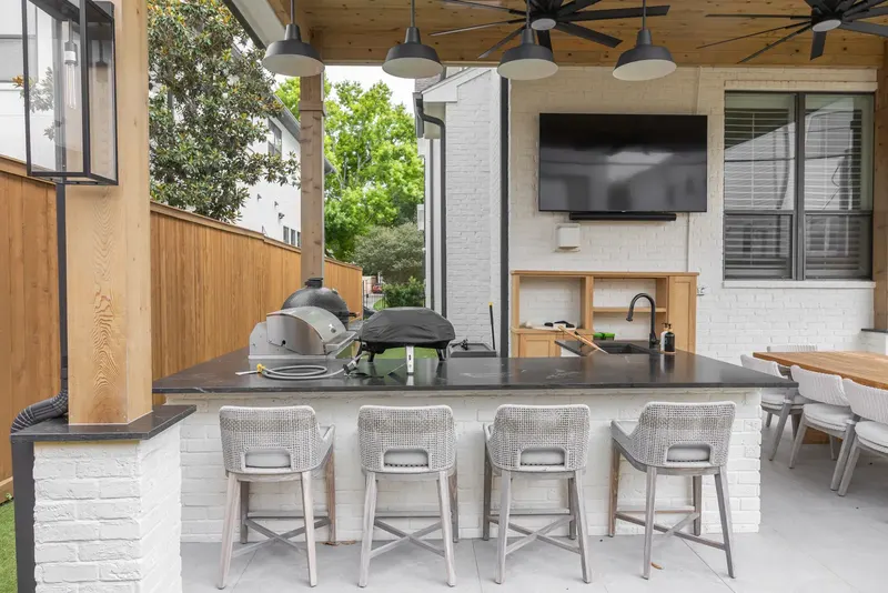 Contemporary Outdoor Entertaining Area Outdoor Kitchen Remodel in Houston, TX by Kitchen Remodel Masters Houston project photo 3