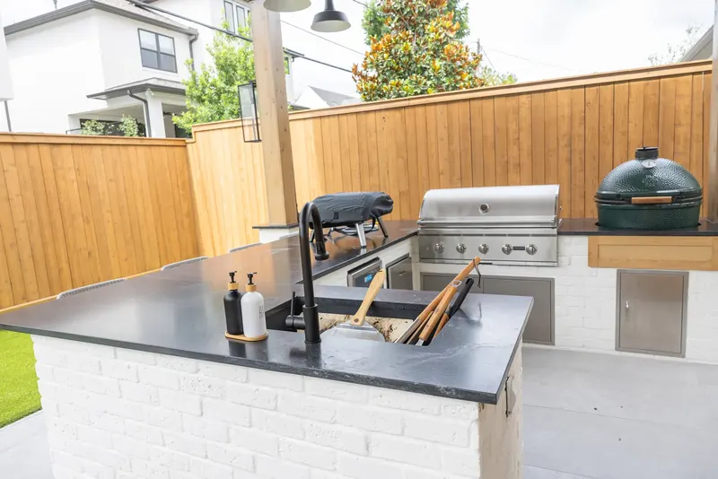 Patio cover and outdoor kitchen on Durness Way, Braeswood (Durness Way, Braeswood 77025)