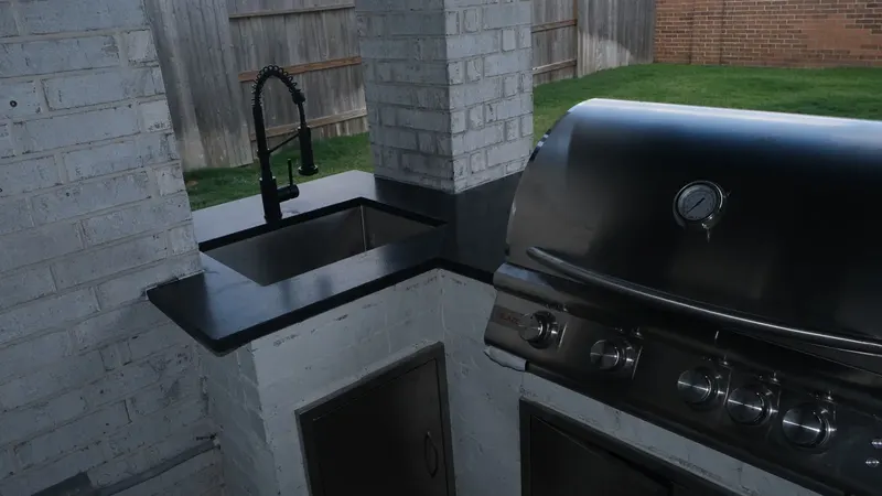 Sink and grill corner of the L-shaped outdoor kitchen