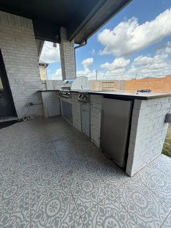 Outdoor kitchen island with the new patterned tile patio floor