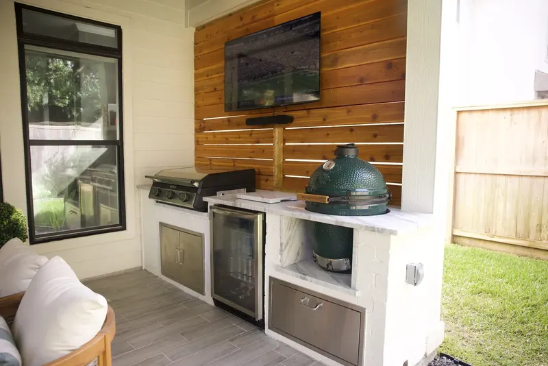 Covered outdoor kitchen on W 42nd St, Garden Oaks (W 42nd St, Garden Oaks)