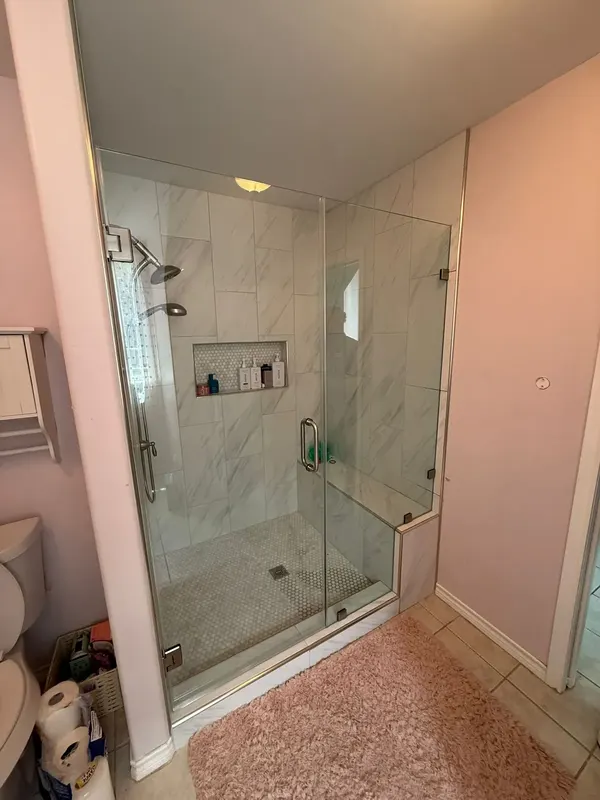 Full view of the walk-in shower with bench, niche and glass door