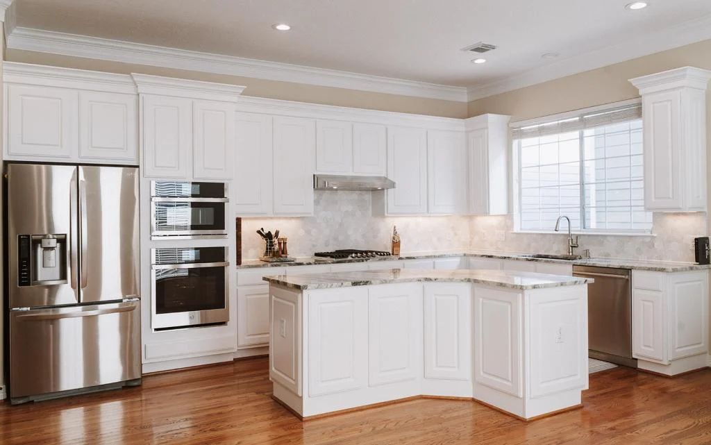 Finished white kitchen with island managed by the Kitchen Remodel Masters Houston project team